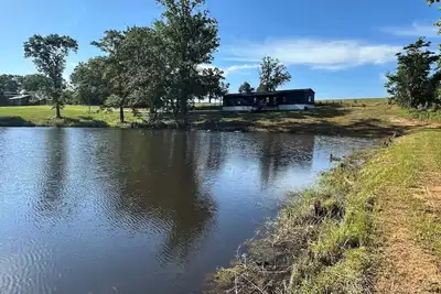 Image de Private Cabin, 3 Bed Rooms, 2 Bath, nestled in the woods on a spring fed pond! ! !