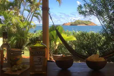 Image de Villa privée avec jardin fleuri face à la mer