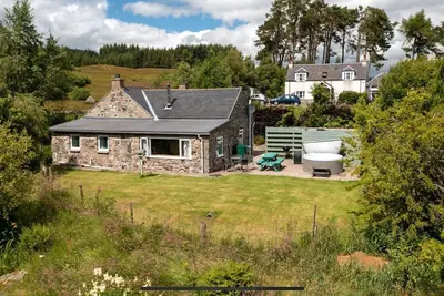 Image de Beautiful cosy 2 bed cottage with woodburner & hot tub overlooking small lake