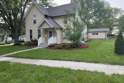 Image de Charming Historic Home with 2 Queen Beds & Backyard in Fulton, Il