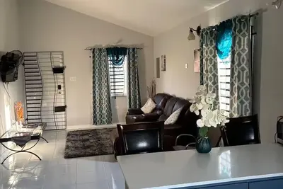 Image de Cozy 2-bedroom house with WiFi, Ac, Smart-Tv, 24 hour-Private Security