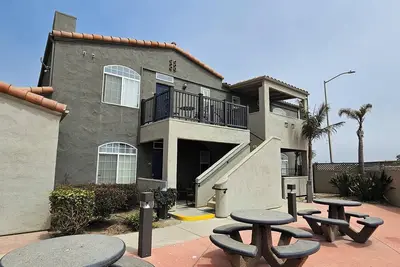 Image de Ocean view condo a block from the beach