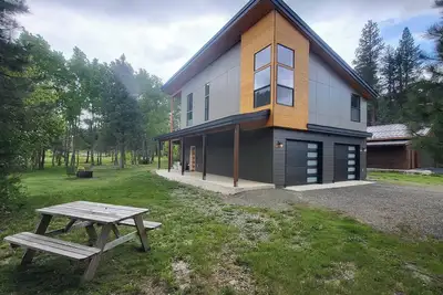 Image de Brand new charming 3-bedroom house in marvelous Ronald with WiFi, Ac, hot tub.