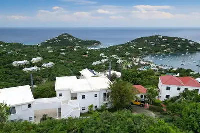 Image de 2 bed, 2 bath with pool access overlooking Cruz Bay