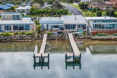 Lake Front: 3 Bedroom: Spa