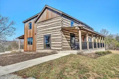 Image de Charming, fully renovated 19th century cabin with spectacular views. 4 Br, 2 Ba.