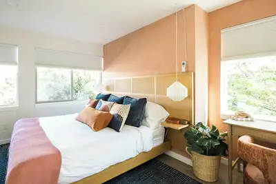 Image de Rosie Townhouse + Family Zoo Passes!