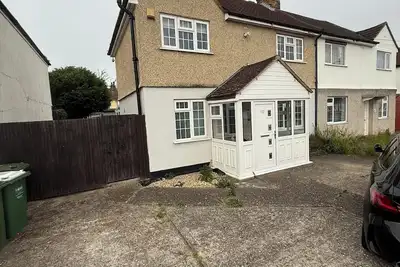 Image de 3 bedroom spacious home Parking and WiFi sleeps 5