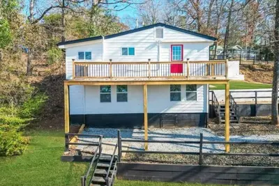 Image de Charming 3-Br/2-Ba Waterfront Lake House