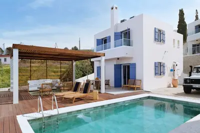 Image de Secluded Luxury Villa in Cyprus | Oceanfront, Pool, Sleeps 4