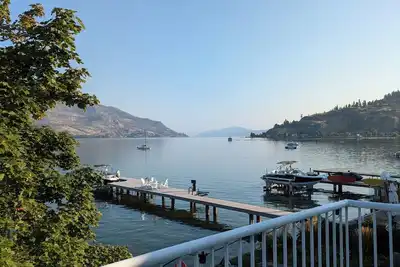 Image de Lakefront charming apartment in downtown Kelowna, the best location in the city.