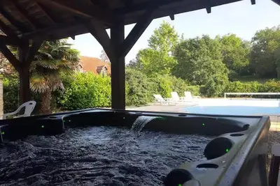 Image de ⭐ Grand domaine familial – Piscine, jacuzzi – Idéal groupes, 26 couchages