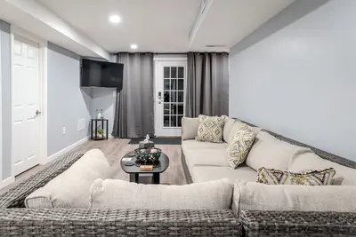 Image de Modern 2-bedroom 1 bathroom apartment with private entrance and fitness room.