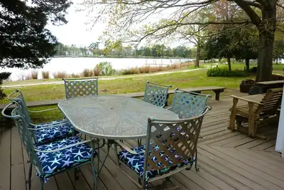 Image de Idyllic Chalet with Stunning Waterfront Views