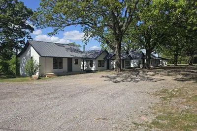 Image de Escape to Cookson Resorts – A Historic Retreat Near Lake Tenkiller Cabin #1