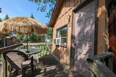 Image de Traditional Tiny Wood Cottage #12 Camping style Cottages 5 minutes to the beach!