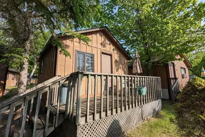 Image de Traditional Tiny Wood Cottage #14 Camping style Cottages 5 minutes to the beach!