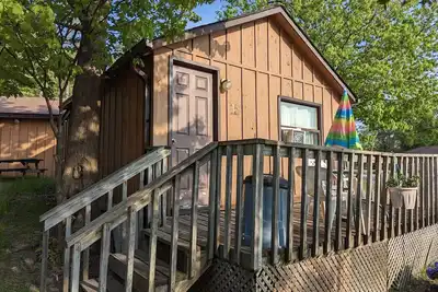 Image de Traditional Tiny Wood Cottage #15 Camping style Cottages 5 minutes to the beach!