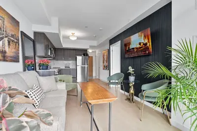 King size Bed Deep Bath Tub Private Balcony Panoramic Views Quiet Building