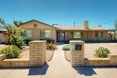 Image de Snowbird-friendly downtown home & guest house with patio, grill, office, W/D, Ac