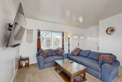 Image de Cozy home with nice backyard, southwestern decor, & central location