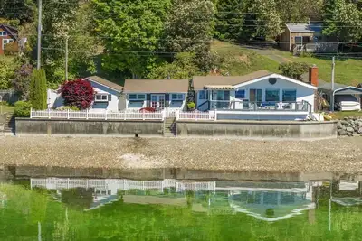 Image de Waterfront Retreat with Private Beach, Oyster Beds & Large Deck