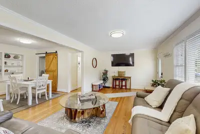 Image de Dog-friendly coastal home with private patio and close to beach attractions