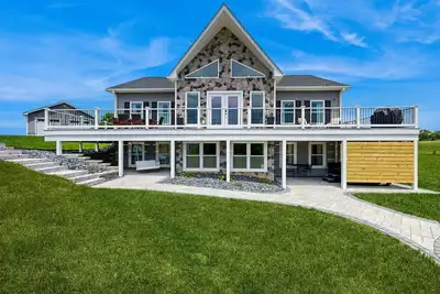 Image de Peaceful retreat with hot tub, fire pit, games, kayaks, and water view