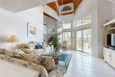 Image de Historically located condo w/ocean views, pool, loft, Ac & guest boat access