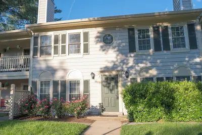 Image de Roomy 2br/2ba + Loft & Balcony in Germantown