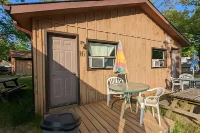 Image de Traditional Tiny Wood Cottage #16 Camping style Cottages 5 minutes to the beach!