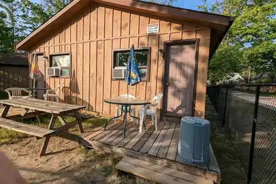 Image de Traditional Tiny Wood Cottage #17 Camping style Cottages 5 minutes to the beach!