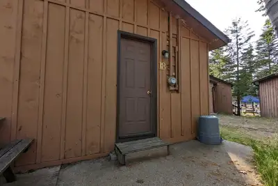 Image de Traditional Tiny Wood Cottage #18 Camping style Cottages 5 minutes to the beach!