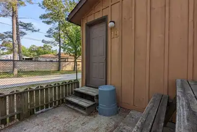 Image de Traditional Tiny Wood Cottage #19 Camping style Cottages 5 minutes to the beach!