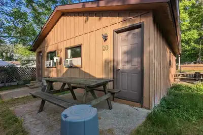 Image de Traditional Tiny Wood Cottage #20 Camping style Cottages 5 minutes to the beach!