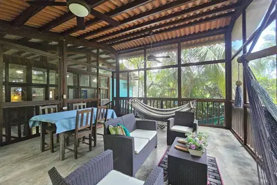 Image de Pedasi Retreat/2bd/2ba with Large Screened Deck, Ac & Local Charm