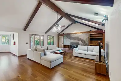 Image de Beautiful Home on 2 Acres w/Expansive Deck, & A/C