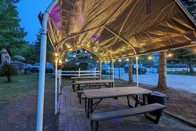 Image de Traditional Tiny Wood Cottage #21 Camping style Cottages 5 minutes to the beach!