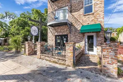 Image de Cozy 2bed, 2bath loft in downtown Darien, Ga! Enjoy a master room with a balcony view of the river.