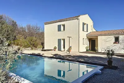 Image de Villa Provençale avec Piscine Privée et Grand Jardin à Mons