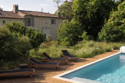 Maison de campagne en ville.