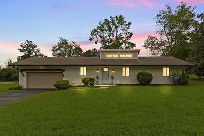 Image de French Country Charm in Chatt Town - large space for entertaining and parking!