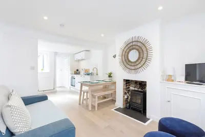 Image de Central quiet cottage. Walk to shops, bars & beach