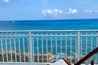 Image de In Town! Oceanfront Condo in George Town