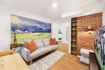 Image de Artist’s 750sqft 2br Basement – Maple Leaf Park