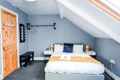 Image de Family & Contractor-Friendly Stylish & Spacious • 5br • Free Parking Sleeps 15.