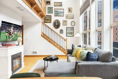 Image de Historic Dt Loft w/16ft Ceilings |Garage &97 Ws!