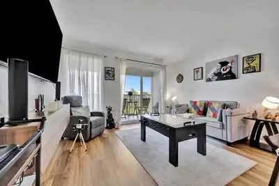 Image de Bankys's Condo on the Water! Pacman & Foosball!