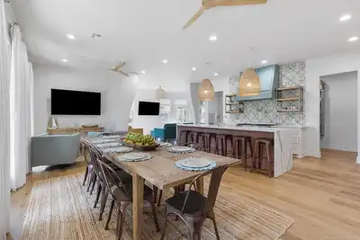 Image de Spacious & Stylish Retreat in Redbud Park