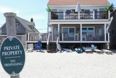 Image de Charming! Direct ocean front house on private Minot beach in Scituate Sleeps 11.